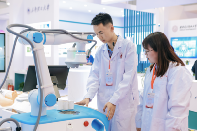 能手術、會艾灸 人工智能醫療機器人亮相成都，引領智能醫療新浪潮
